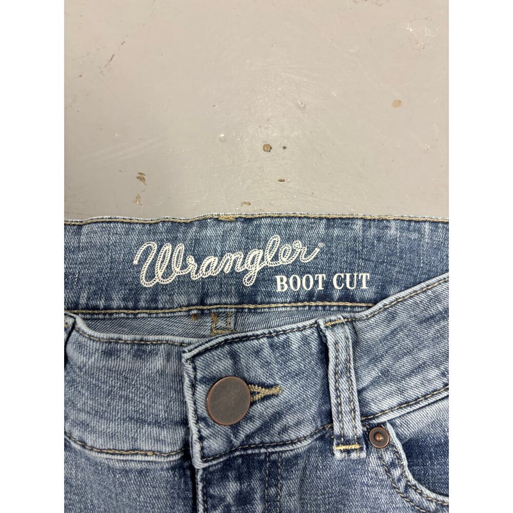 NWT Wrangler Women's Essential Mid-Rise Bootcut Jeans Light Wash 28x30 - Picture 2 of 8